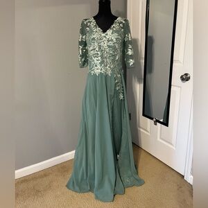 Elegant Green formal  Evening Gown. Size 12.
